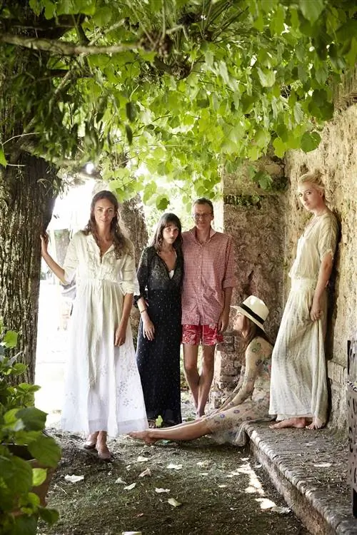 Нед Лэмбтон с Мариной, ее сестрами и друзьями