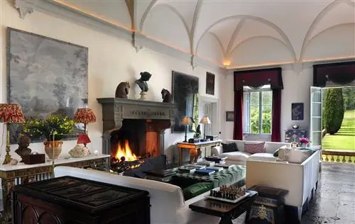 Гостиная на первом этаже виллы