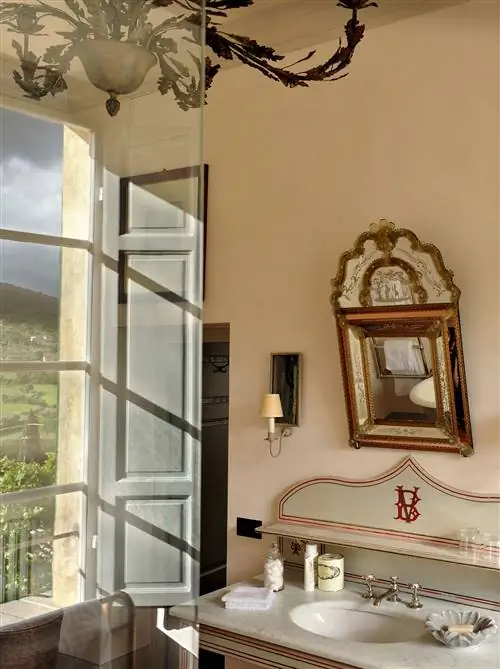 Одна из ванных комнат виллы Цетинале