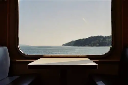 Вид на побережье за пределами Сиэтла из поезда на маршруте Amtrak Cascades.