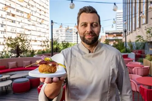 Шеф-повар с тапой в отеле Tapa Tour 2022
