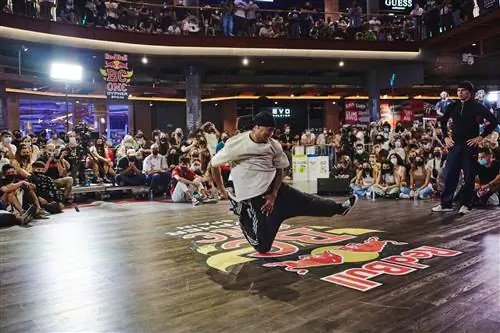 Би-бой танцует в Red Bull BC One Cypher