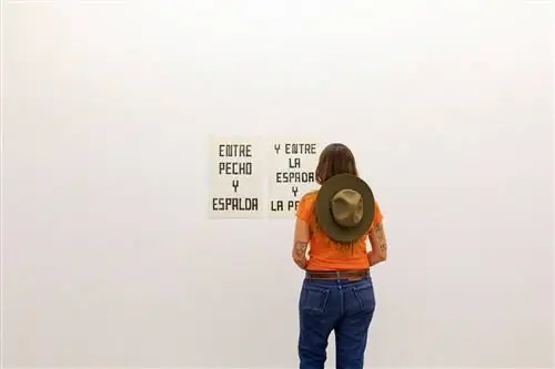 Женщина на выставке в Barcelona Gallery Weekend 2021