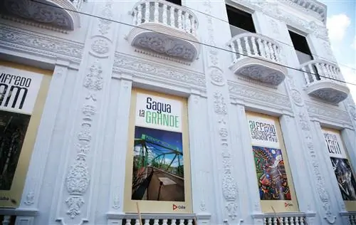 Паласио-де-Аренас, великий представитель стиля модерн, был преобразован в отель Паласио-де-Арена в Сагуа-ла-Гранде.