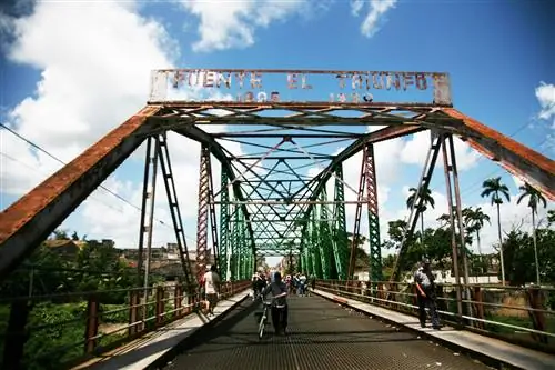 Пуэнте-дель-Триунфо соединяет берега реки Ундосо и место для прогулок населения.