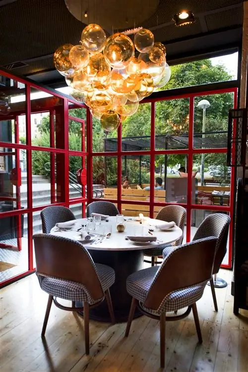 Столик в ресторане «Саша Бум», который в июне отмечает месяц карри.