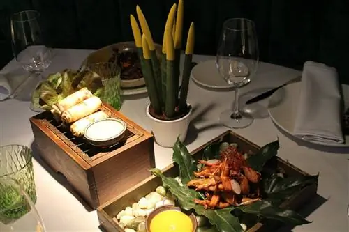 Лягушачьи лапки в сочетании с соей и саке с манго и соусом хабанеро в Амазонико.