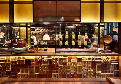 Открытая кухня ресторана Amazon, известного экзотичностью своих блюд.