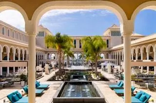 Не во всех направлениях есть такой же полноценный пятизвездочный курорт, как Gran Meli Palacio de Isora, расположенный в…