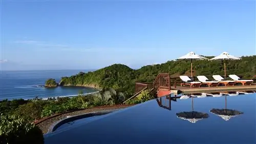 Бассейн Infinity Edge в отеле Punta Islita.