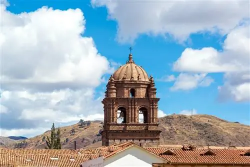 Вид на башню церкви Санто-Доминго в Куско.