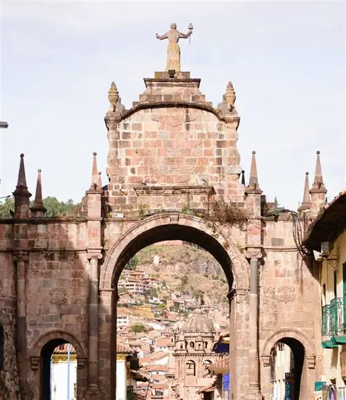 Арка Санта-Клара в Куско.