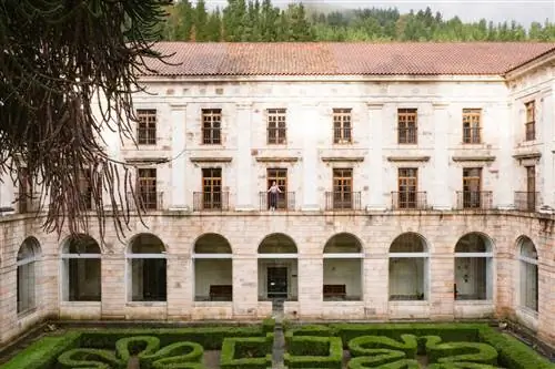 Нурия Валь в одном из 365 окон Parador de Corias, представляющих 365 дней в году.