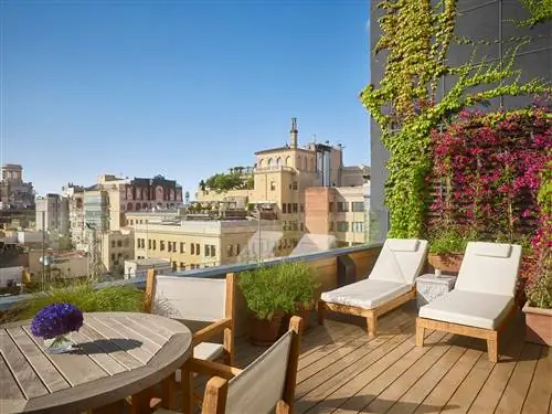 Частная терраса полностью меблированного номера Studio Terrace, чтобы насладиться солнцем Барселоны.