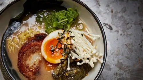 Готовим с Джоном Хасби из бара Chuka Ramen: как приготовить настоящий тори пайтан рамен