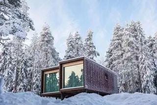 Домик в снегу в отеле Arctic TreeHouse в Романеви.