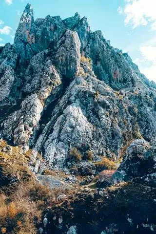 Чтобы добраться до города Булнес пешком, вам нужно пройти по грунтовой тропе, которая проходит через ущелье реки Булнес.