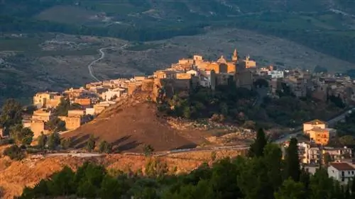 Этот город на Сицилии продает дома за один евро