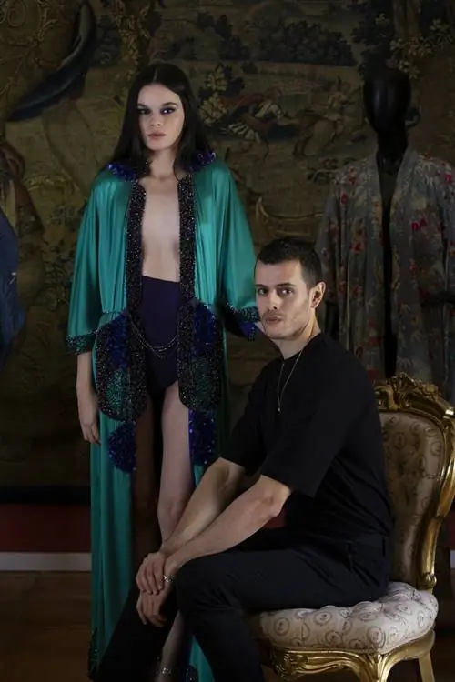 Канарский дизайнер с моделью в кимоно, созданном специально для этого случая.