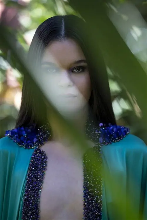 Около 20 000 кристаллов и полудрагоценных камней были использованы Акостой в кимоно Югэн.