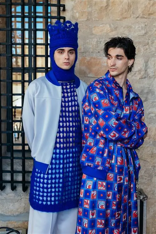 Две модели позируют после завершения парада «Испания де Леандро Кано».