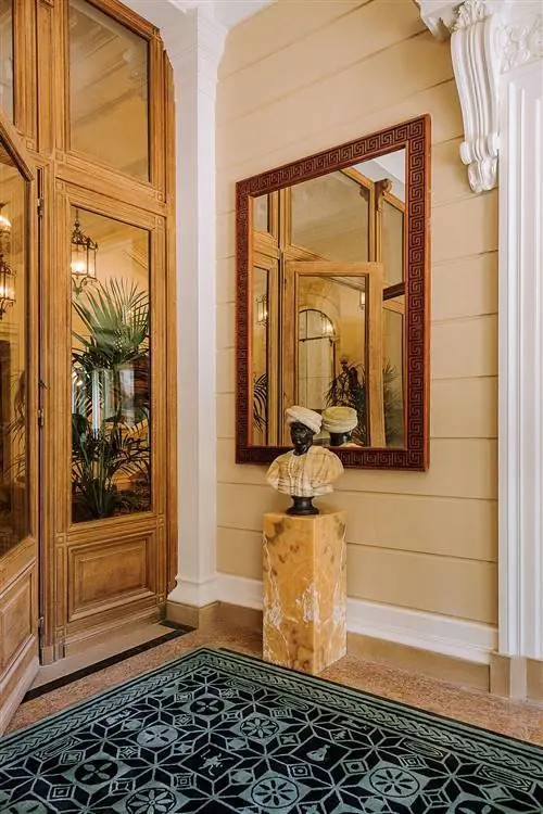 Вход в отель Saint James Paris Вход в отель Saint James Paris