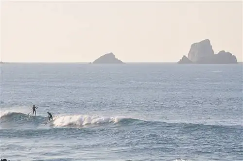 Серферы на пляже Вальдеаренас.