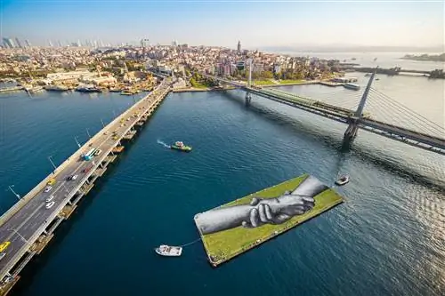 Королева Елизавета II с двумя своими собаками в замке Балморал в Шотландии, 28 сентября 1952 года.