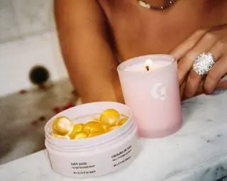 Glossier одержим нами И это произошло с тех пор, как он стал фетиш-брендом идеального сияния. Оттуда он и начал…