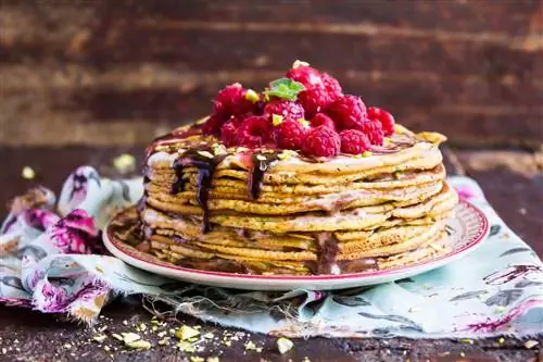 Блины с фисташковой малиной и шоколадным сиропом.