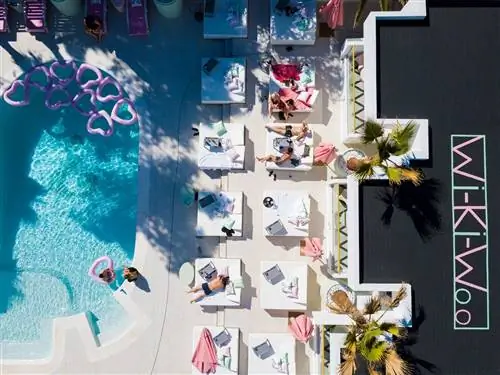 Пастельно-розовый и зеленый цвета составляют необычный дизайн интерьера отеля WiKiWoo.