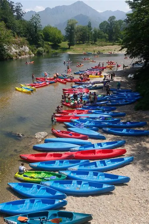 Отдых на берегу реки.