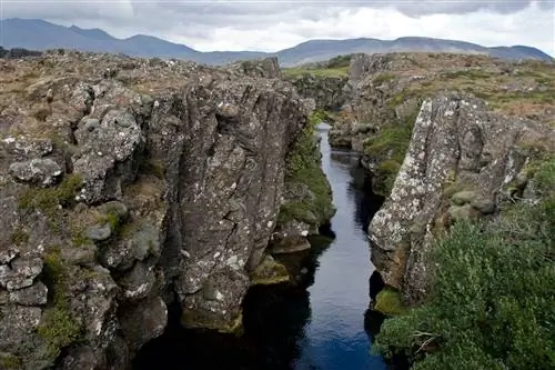 Трещина плит, отделяющая Европу от Америки.