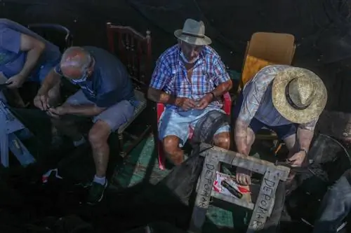 Рыбаки чинят сети в Калета-де-Влез-Млага.