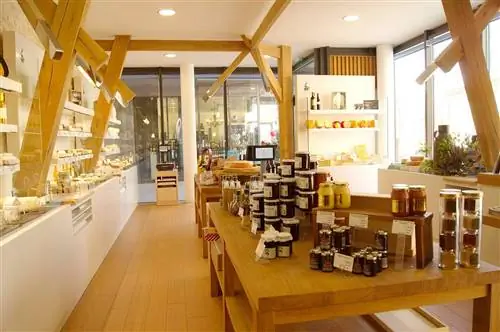 А если вы не хотите возить с собой сыры, у Жана Д'Алоса есть магазин в аэропорту Мриньяка.