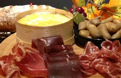 В Baud et Millet сыр Baud et Millet Le Mont d'or запекают и подают с мясным ассорти и картофелем на пару.