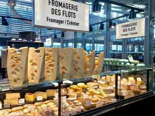 Лавка с сыром Fromagerie des Flots на рынке деликатесов Les Halles de Bacalan.
