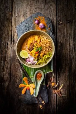 Более 15 000 киосков, многие из которых предлагают традиционную тайскую кухню, делят пространство на рынке Чатучак в Бангкоке на…