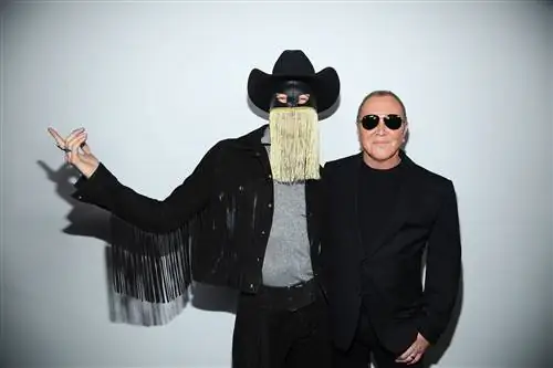 Michael Kors учит Беллу Хадид ритму Нового Орлеана