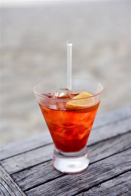 Коктейль Негрони с цитрусовым кампари и большим количеством льда.