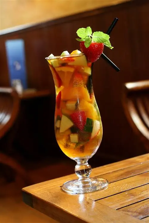 Коктейль Pimm's №1 на основе джина с фруктами и специями, которые придают ему янтарный цвет.