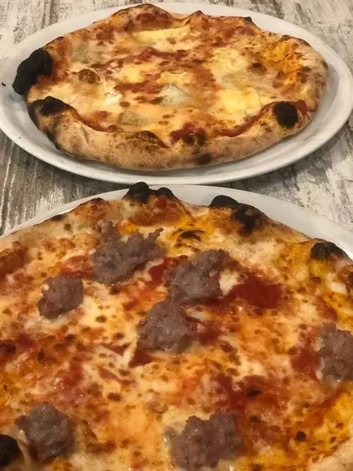 Индивидуальные домашние пиццы из пиццерии San Benedetto в Дезенцано-дель-Гарда.