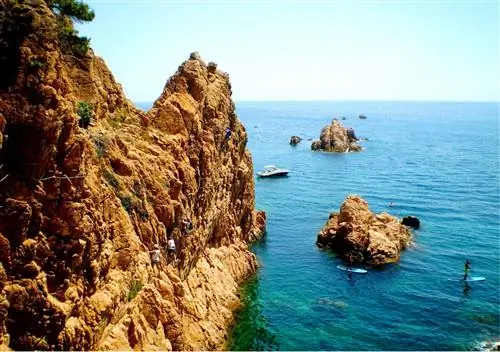 Виа феррата Кала-дель-Моли проходит над морем по скалам Коста-Брава.