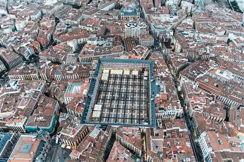 Аэрофотоснимок площади Пласа-Майор в Мадриде.