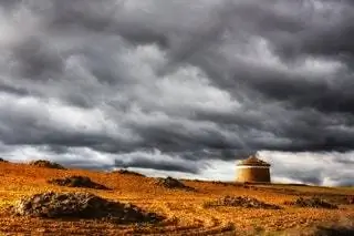 Равнинная земля Леона может показаться непривлекательной априори, которая парадоксальным образом возвышается примерно на 800 метров над уровнем моря…