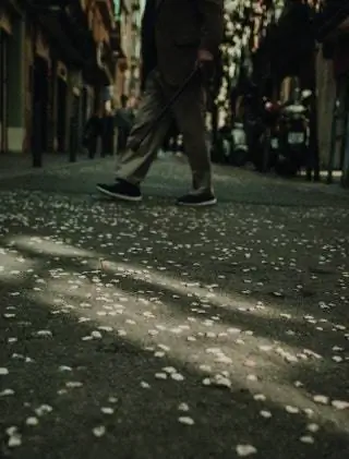 «Это город, который исцеляет меня. Недавно я прошел по его улицам и сфотографировал мощеные улочки Грасиа. они камни…