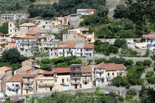Старые дома в Ламеция-Терме на юге Италии Калабрия