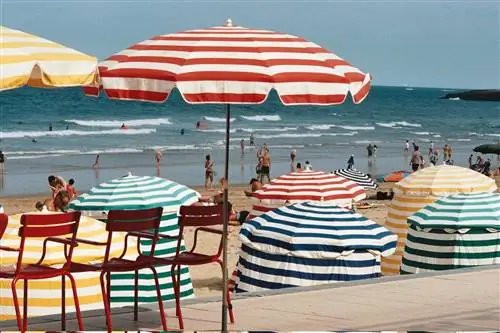 Пляжные зонтики в La Grande Plage Biarritz
