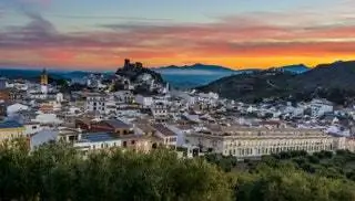 Защищенный замком Насридов, Луке, расположенный у подножия Тахо-дель-Альгарробо, является одним из старейших городов в…