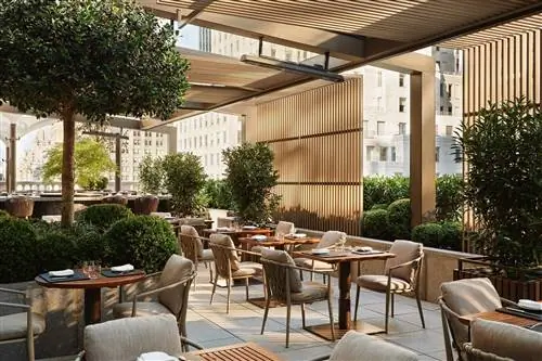 Садовая терраса ресторана Arva в Aman New York.